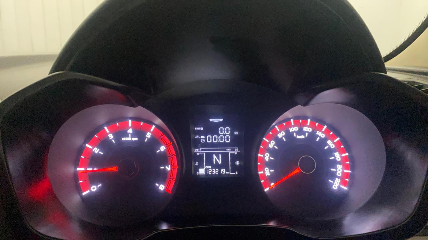 2020 Mahindra XUV300 W6 1.2 PETROL, Petrol, Manual, 1,23,203 km, Odometer Image