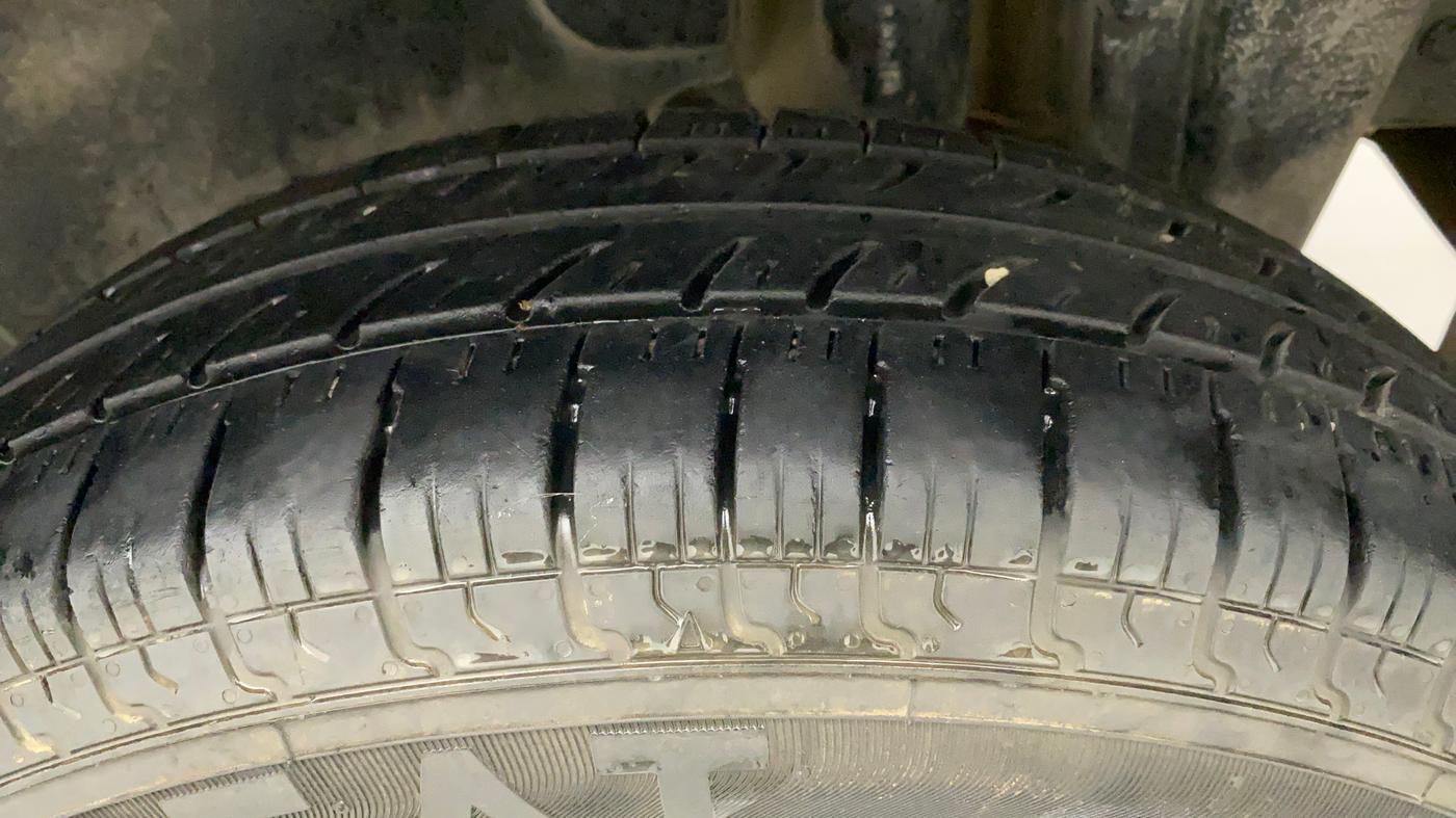 2016 Maruti Swift VXI, Petrol, Manual, 35,102 km, Left Rear Tyre Tread
