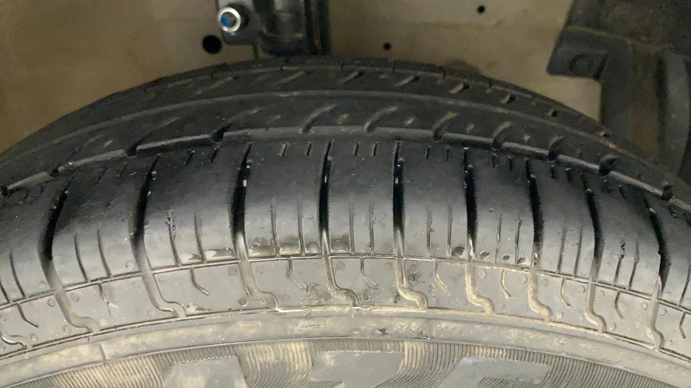 2016 Maruti Swift VXI, Petrol, Manual, 35,102 km, Right Front Tyre Tread