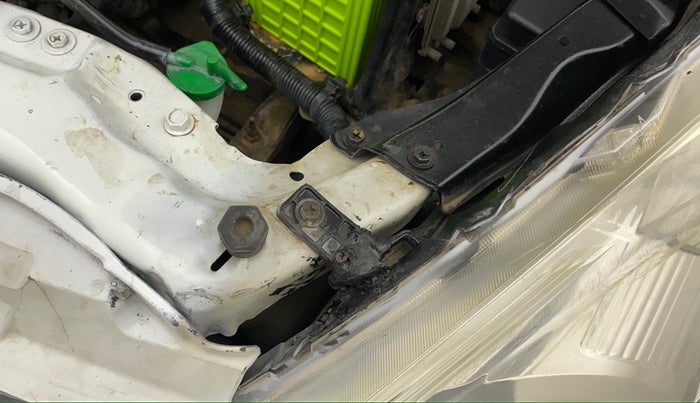 2016 Maruti Swift VXI, Petrol, Manual, 35,102 km, Left headlight - Clamp has minor damage