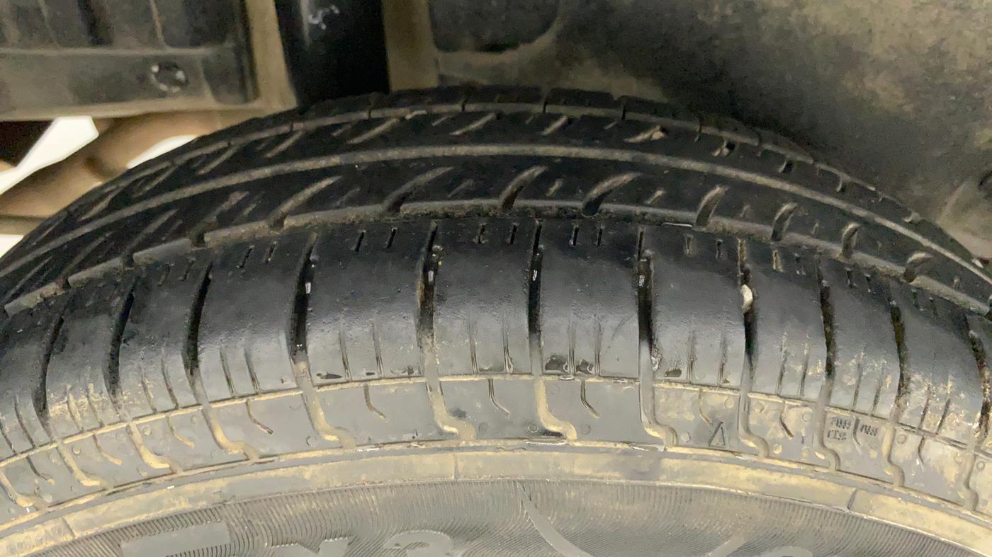 2016 Maruti Swift VXI, Petrol, Manual, 35,102 km, Right Rear Tyre Tread