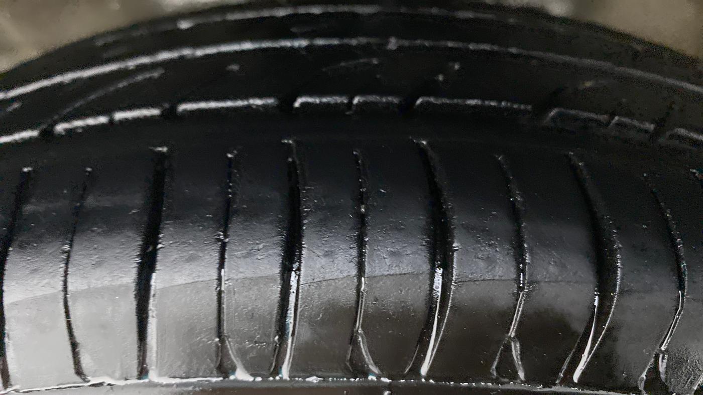 2018 Maruti Wagon R 1.0 LXI CNG, CNG, Manual, 87,141 km, Left Front Tyre Tread