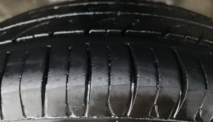 2018 Maruti Wagon R 1.0 LXI CNG, CNG, Manual, 87,141 km, Left Front Tyre Tread
