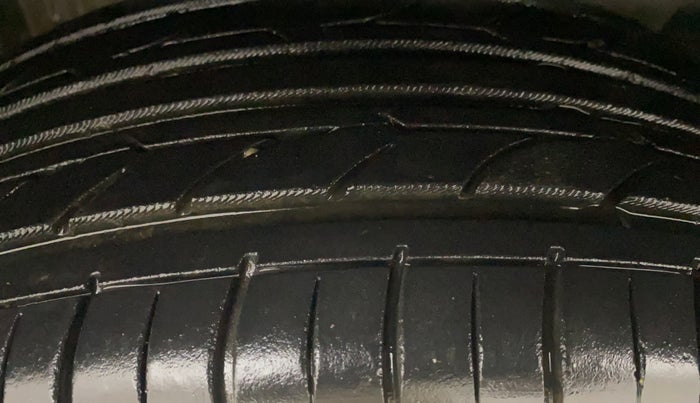 2016 Maruti S Cross ALPHA 1.6, Diesel, Manual, 79,778 km, Left Front Tyre Tread