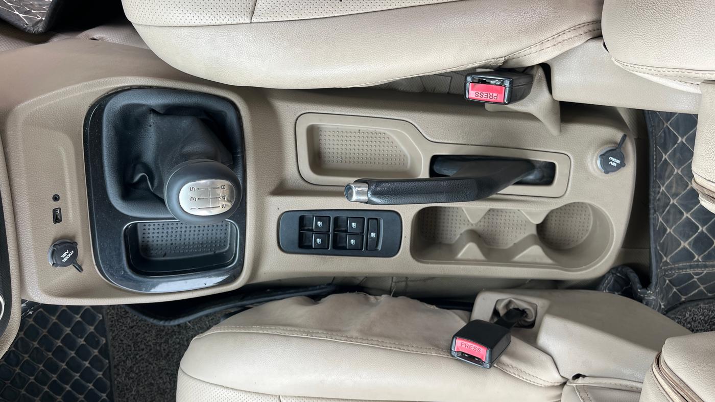 2018 Mahindra TUV300 T8, Diesel, Manual, 85,397 km, Gear Lever