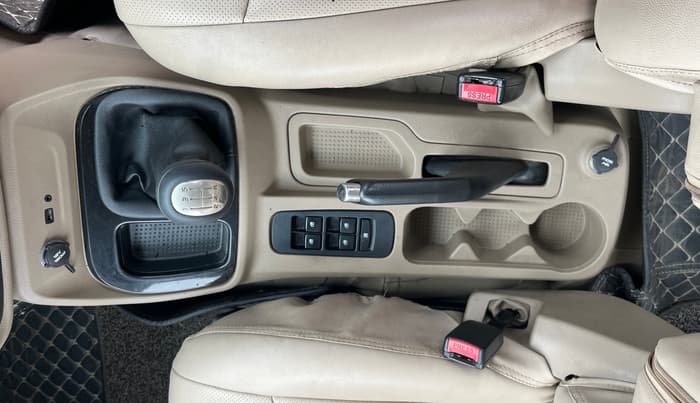 2018 Mahindra TUV300 T8, Diesel, Manual, 85,397 km, Gear Lever
