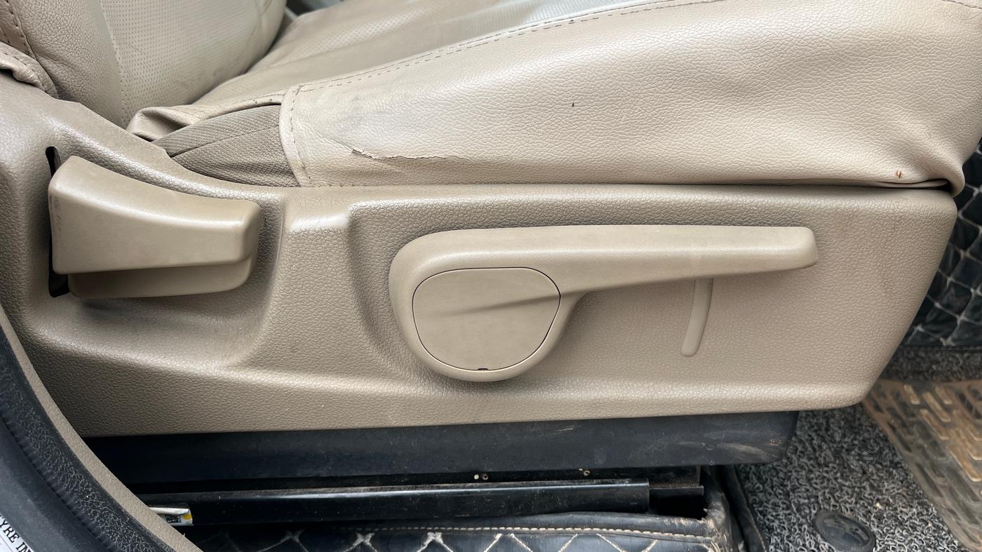 2018 Mahindra TUV300 T8, Diesel, Manual, 85,397 km, Driver Side Adjustment Panel