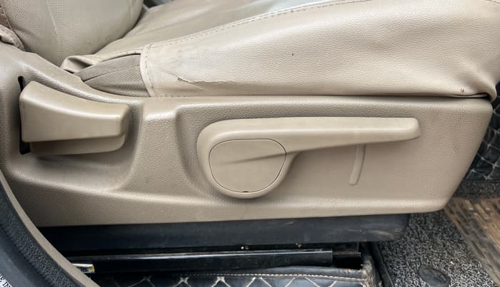 2018 Mahindra TUV300 T8, Diesel, Manual, 85,397 km, Driver Side Adjustment Panel