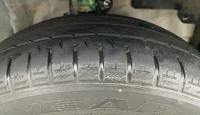 2014 Honda Brio EX MT, CNG, Manual, 65,171 km, Right Front Tyre Tread