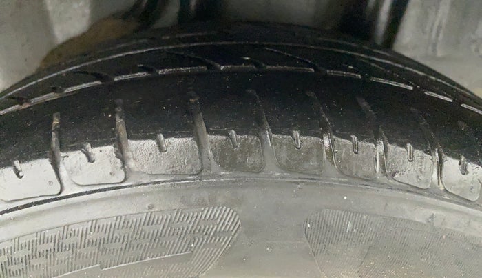 2014 Honda Brio EX MT, CNG, Manual, 65,171 km, Left Rear Tyre Tread