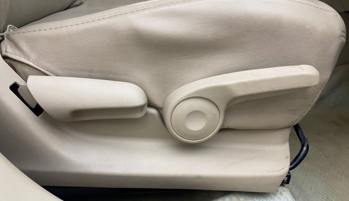 2016 Maruti Ciaz ZDI SHVS, Diesel, Manual, 59,283 km, Driver Side Adjustment Panel