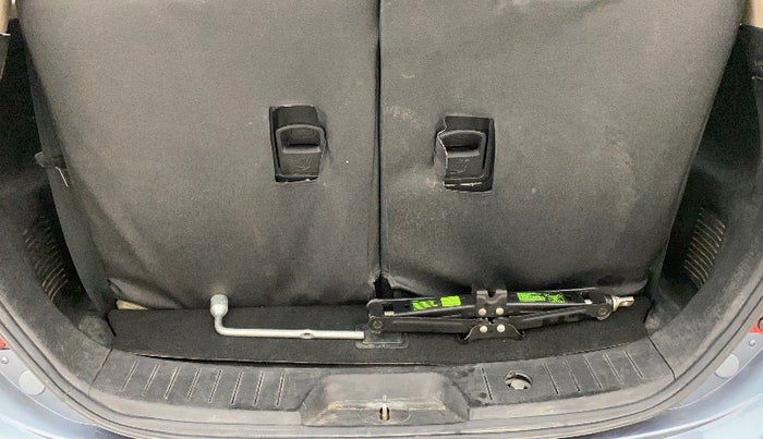 2014 Mahindra XUV500 W6, Diesel, Manual, 39,165 km, Dicky (Boot door) - Tool missing
