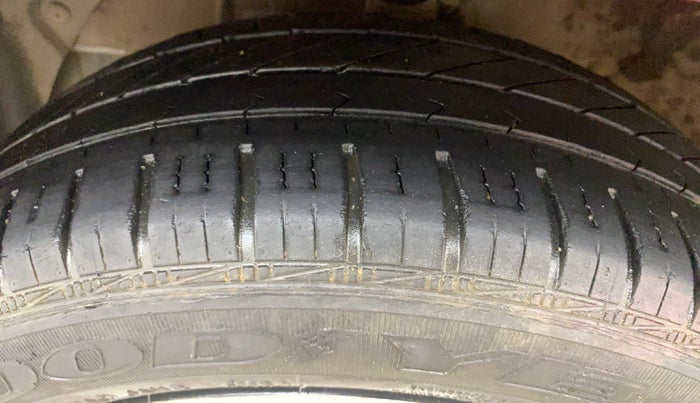 2016 Hyundai Grand i10 SPORTZ 1.2 KAPPA VTVT, Petrol, Manual, 32,353 km, Left Front Tyre Tread