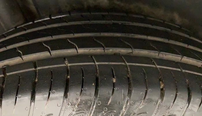 2022 Maruti BREZZA ZXI  AT SMART HYBRID DUAL TONE, Petrol, Automatic, 4,057 km, Right Rear Tyre Tread