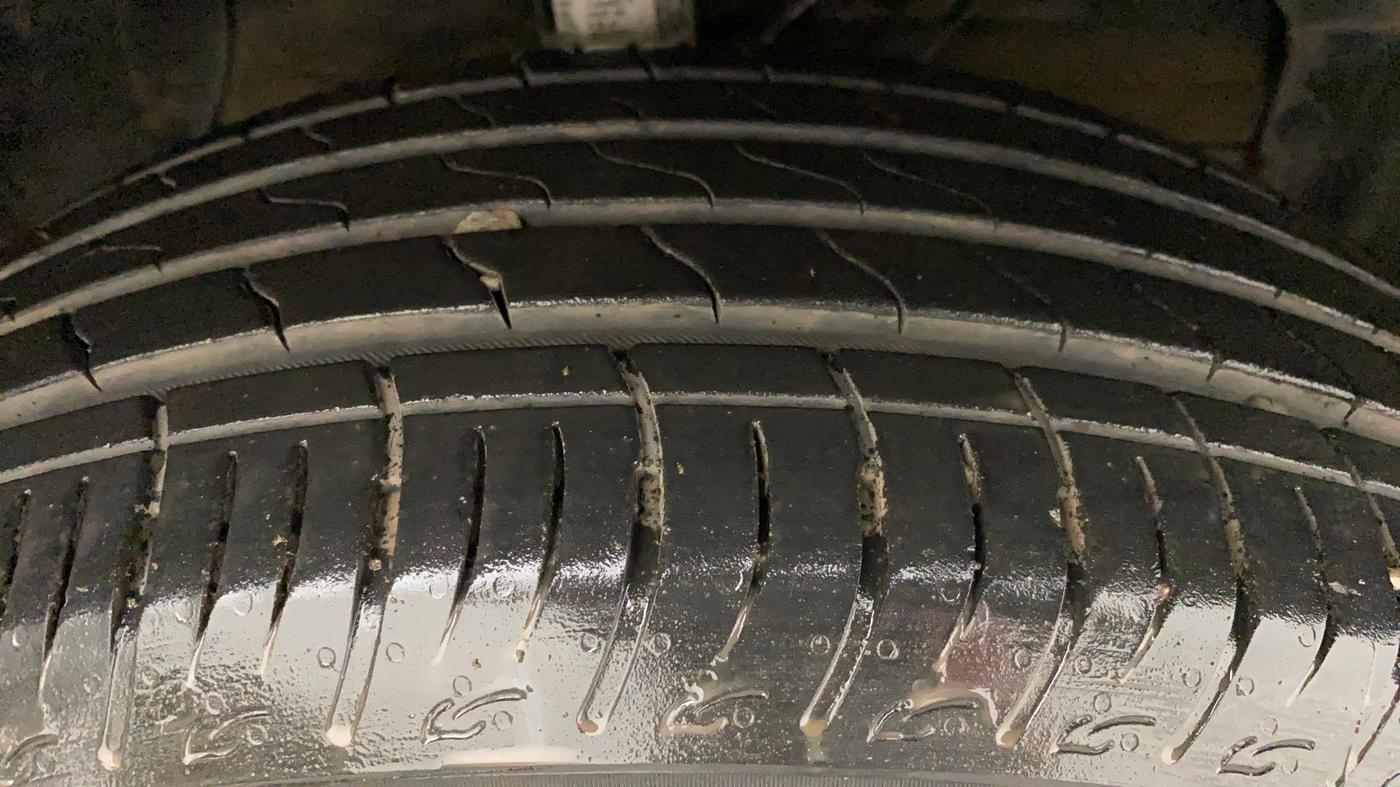 2022 Maruti BREZZA ZXI  AT SMART HYBRID DUAL TONE, Petrol, Automatic, 4,057 km, Right Front Tyre Tread