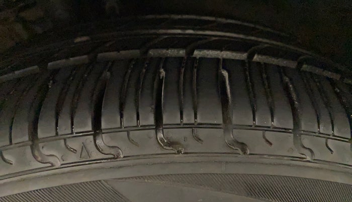 2016 Skoda Rapid 1.6 MPI STYLE PLUS MT, Petrol, Manual, 32,028 km, Left Front Tyre Tread