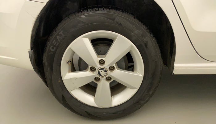 2016 Skoda Rapid 1.6 MPI STYLE PLUS MT, Petrol, Manual, 32,028 km, Right Rear Wheel