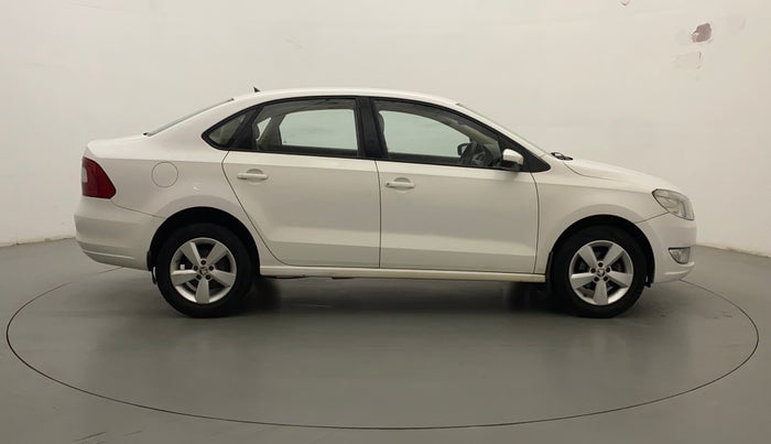 2016 Skoda Rapid 1.6 MPI STYLE PLUS MT, Petrol, Manual, 32,028 km, Right Side