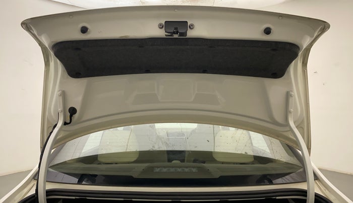 2016 Skoda Rapid 1.6 MPI STYLE PLUS MT, Petrol, Manual, 32,028 km, Boot Door Open