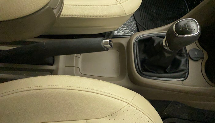 2016 Skoda Rapid 1.6 MPI STYLE PLUS MT, Petrol, Manual, 32,028 km, Gear Lever