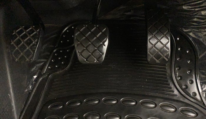 2016 Skoda Rapid 1.6 MPI STYLE PLUS MT, Petrol, Manual, 32,028 km, Pedals