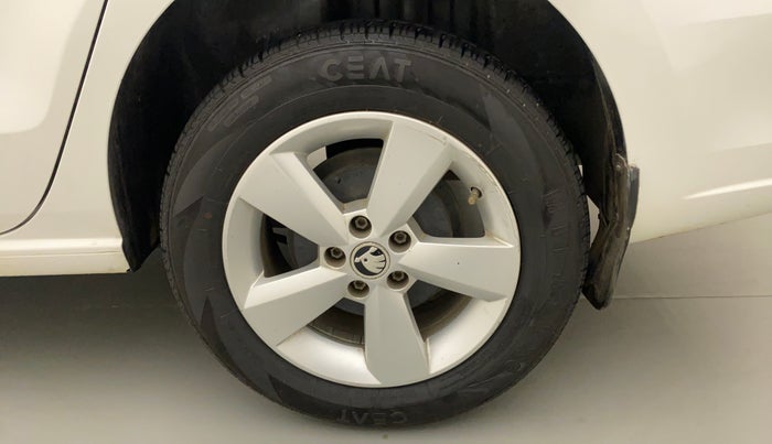 2016 Skoda Rapid 1.6 MPI STYLE PLUS MT, Petrol, Manual, 32,028 km, Left Rear Wheel