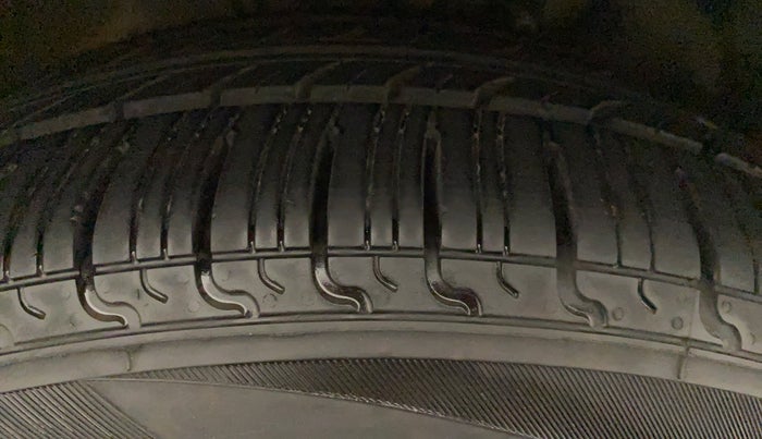 2016 Skoda Rapid 1.6 MPI STYLE PLUS MT, Petrol, Manual, 32,028 km, Right Rear Tyre Tread