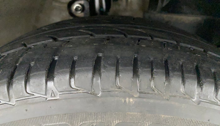 2020 Mahindra KUV 100 NXT K8 6 STR, Petrol, Manual, 27,973 km, Right Front Tyre Tread
