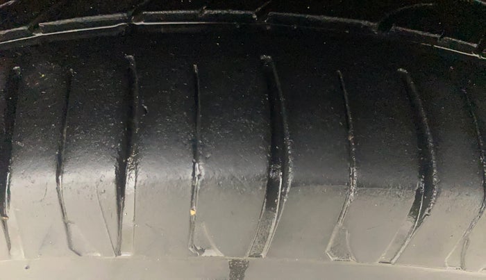 2015 Maruti Ertiga VXI, Petrol, Manual, 74,200 km, Right Front Tyre Tread