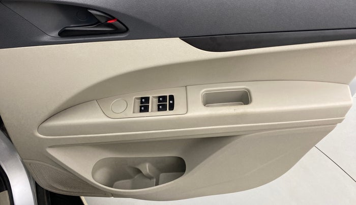 2018 Mahindra MARAZZO M2 8 STR, Diesel, Manual, 31,268 km, Driver Side Door Panels Control
