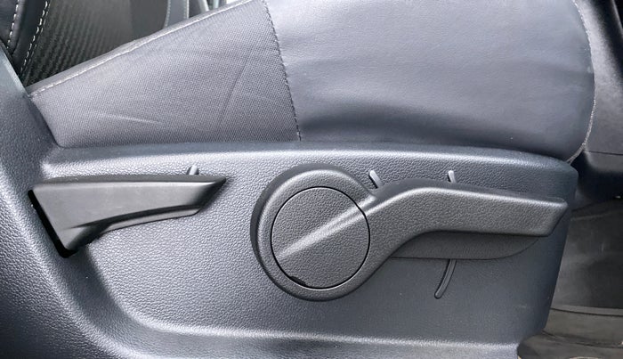 2021 Mahindra Thar LX PETROL HT 4WD AT, Petrol, Automatic, 5,948 km, Driver Side Adjustment Panel