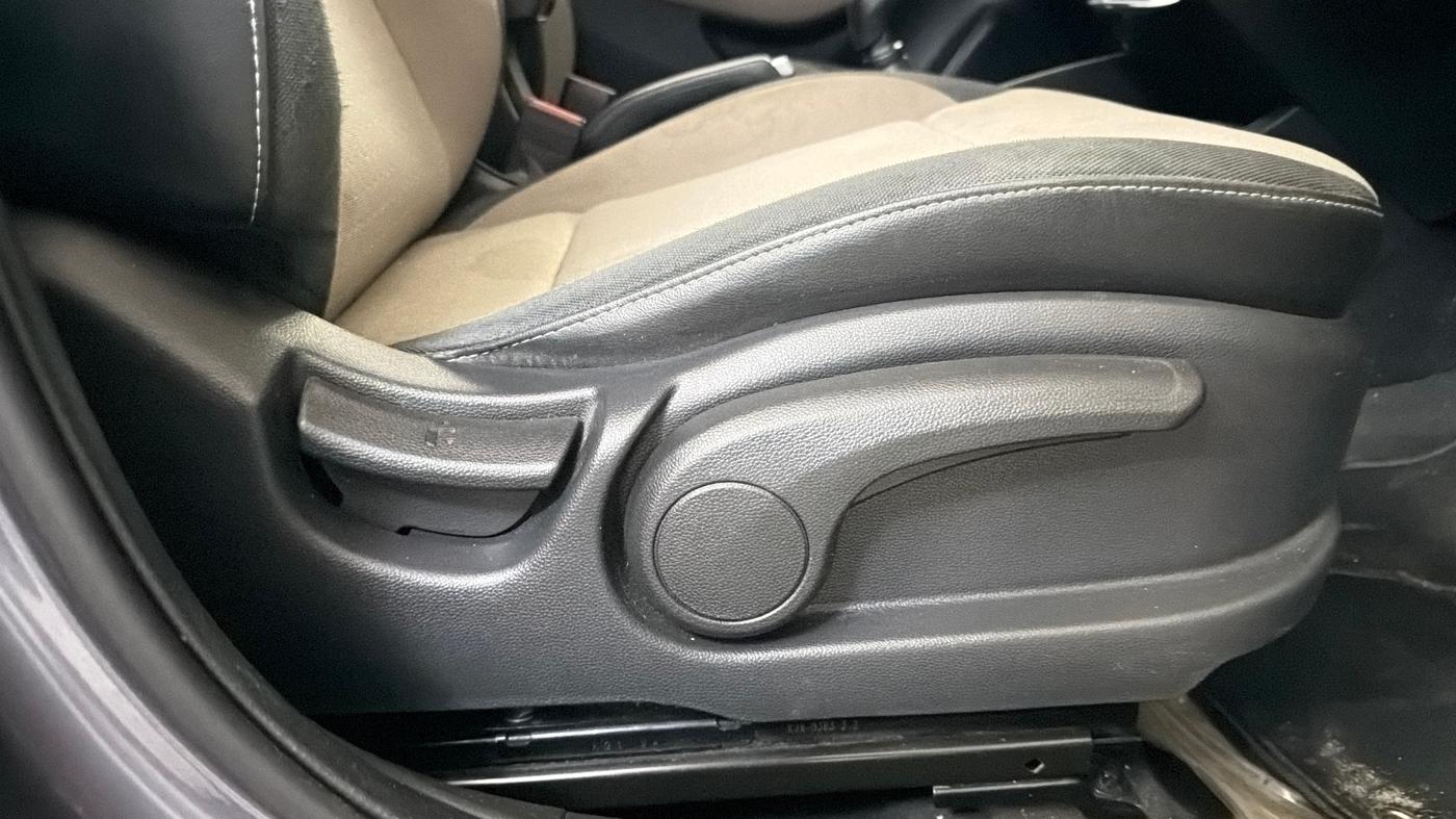 2015 Hyundai Elite i20 SPORTZ 1.2, Petrol, Manual, 41,833 km, Driver Side Adjustment Panel