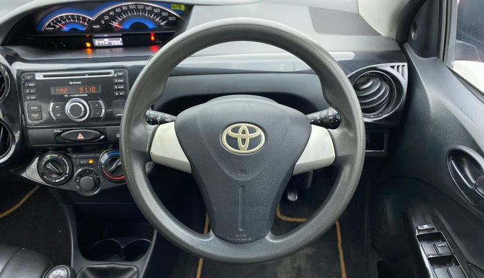 2015 Toyota Etios CROSS 1.2 G, Petrol, Manual, 57,349 km, Steering Wheel Close Up