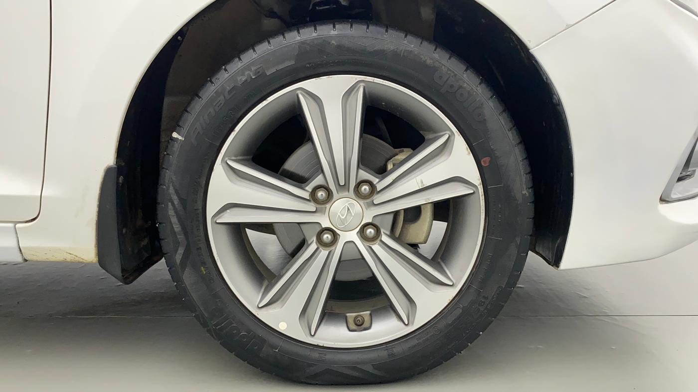2017 Hyundai Verna 1.6 VTVT SX (O) AT, Petrol, Automatic, 45,879 km, Right Front Wheel