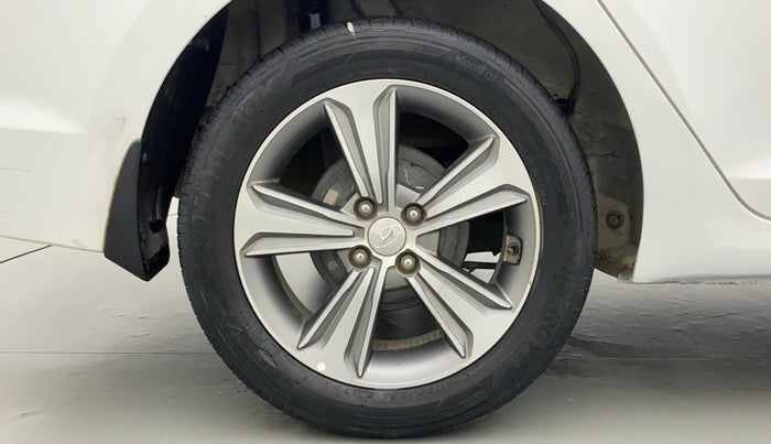 2017 Hyundai Verna 1.6 VTVT SX (O) AT, Petrol, Automatic, 45,879 km, Right Rear Wheel