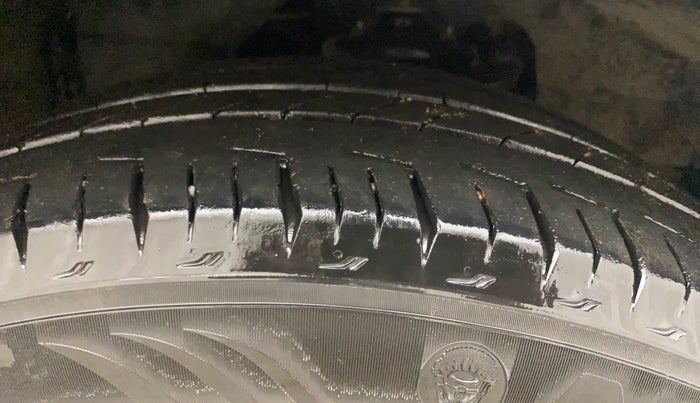 2017 Tata Hexa XTA 4X2 7 STR, Diesel, Automatic, 1,39,861 km, Right Front Tyre Tread