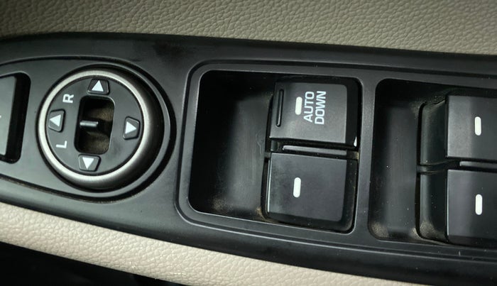 2018 Hyundai Elite i20 ASTA 1.2, Petrol, Manual, 44,723 km, Right front window switch / handle - Minor damage