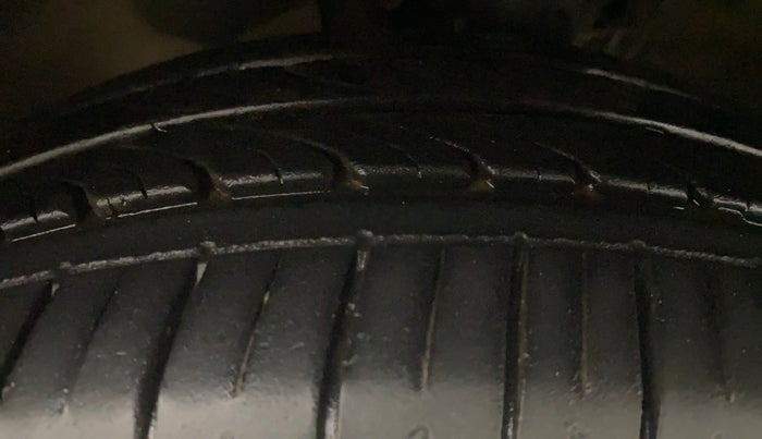 2016 Volkswagen Ameo COMFORTLINE 1.2L, Petrol, Manual, 81,186 km, Left Front Tyre Tread