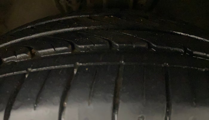 2016 Volkswagen Ameo COMFORTLINE 1.2L, Petrol, Manual, 81,186 km, Right Front Tyre Tread