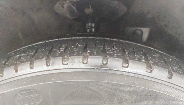 2014 Honda City 1.5L I-VTEC SV, Petrol, Manual, 1,43,914 km, Right Front Tyre Tread