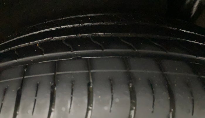 2022 KIA CARENS PRESTIGE PLUS 1.4 PETROL 7 STR, Petrol, Manual, 37,844 km, Left Rear Tyre Tread