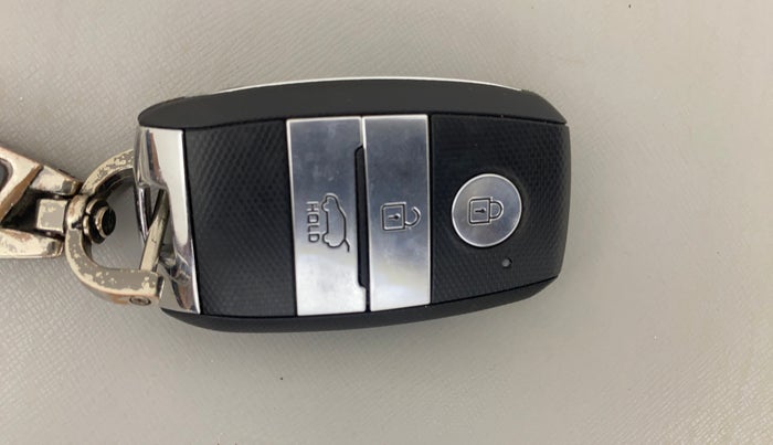 2022 KIA CARENS PRESTIGE PLUS 1.4 PETROL 7 STR, Petrol, Manual, 37,844 km, Key Close Up