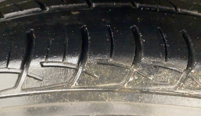 2018 Maruti Ciaz DELTA DIESEL 1.3, Diesel, Manual, 29,814 km, Right Front Tyre Tread