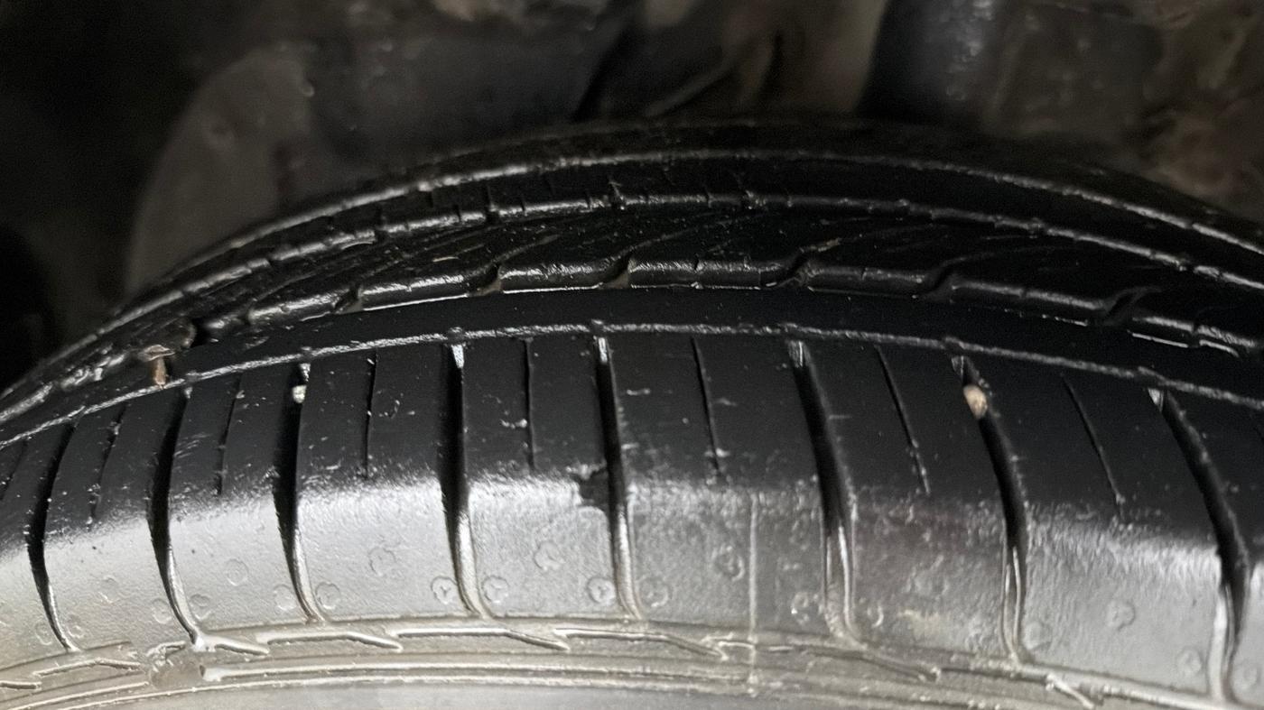 2020 MG HECTOR PLUS SHARP 1.5 PETROL TURBO DCT 6-STR, Petrol, Automatic, 32,671 km, Left Front Tyre Tread