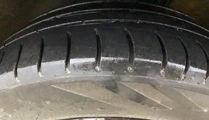 2016 Volkswagen Ameo COMFORTLINE 1.2L, Petrol, Manual, 95,364 km, Left Front Tyre Tread