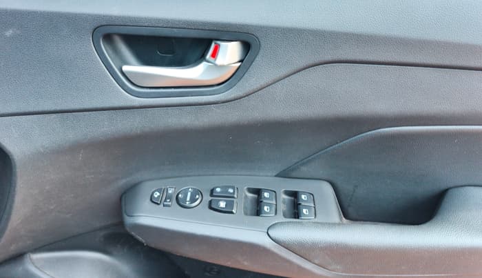 2021 Hyundai Verna SX (O) 1.0 TURBO DCT, Petrol, Automatic, 30,297 km, Driver Side Door Panels Control