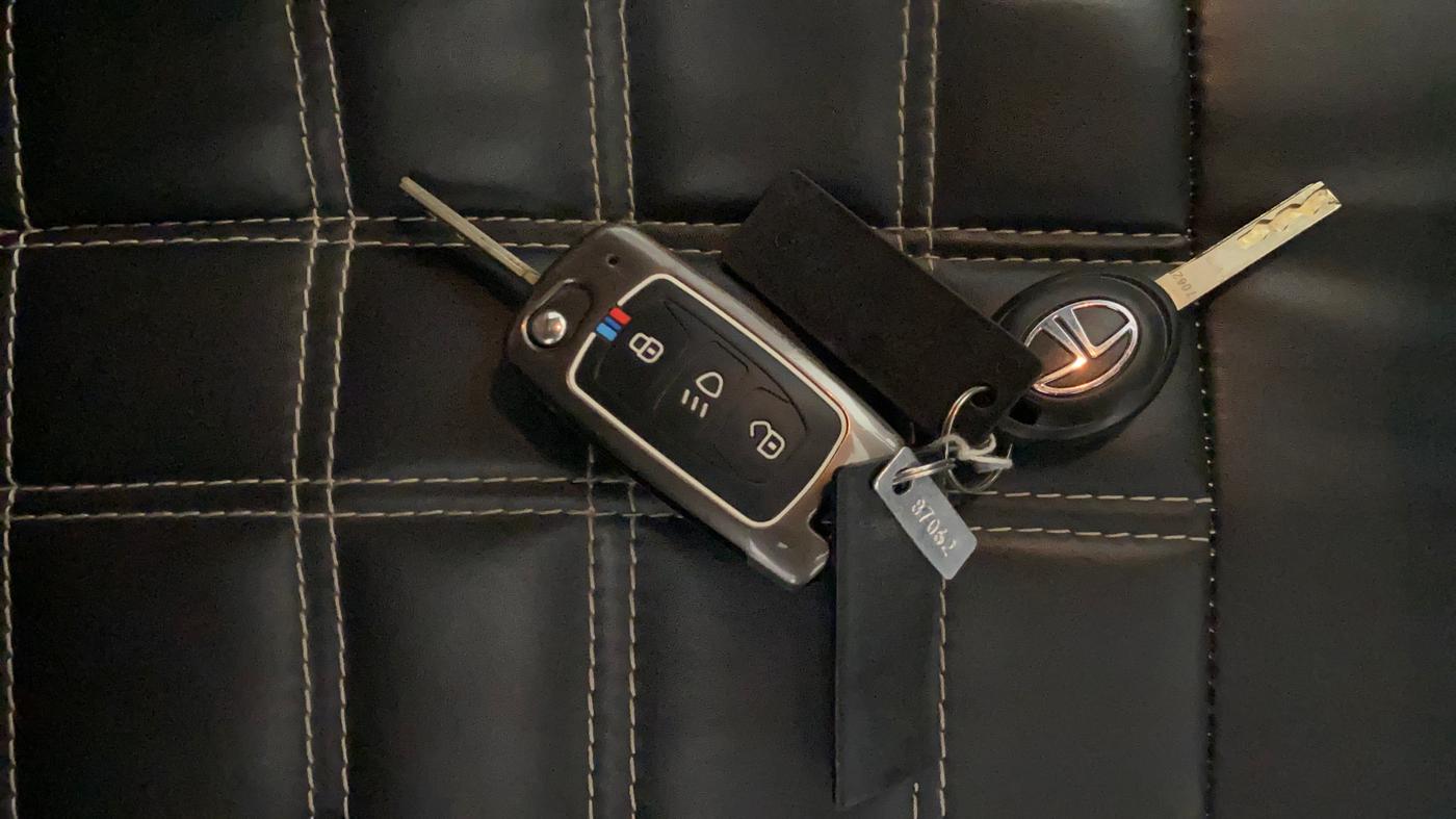 2024 Tata ALTROZ XM PLUS PETROL, Petrol, Manual, 31,608 km, Key Close Up