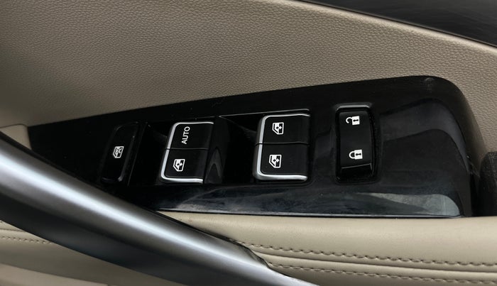 2021 MG HECTOR SHARP HYBRID 1.5 PETROL, Petrol, Manual, 1,08,821 km, Driver Side Door Panels Control