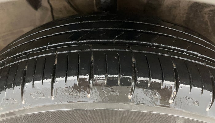 2023 Mahindra XUV700 AX 5 P AT 5 STR, Petrol, Automatic, 14,466 km, Right Front Tyre Tread