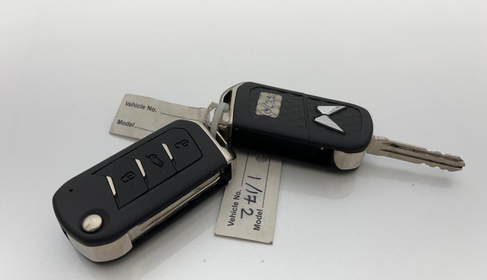 2023 Mahindra XUV700 AX 5 P AT 5 STR, Petrol, Automatic, 14,466 km, Key Close Up